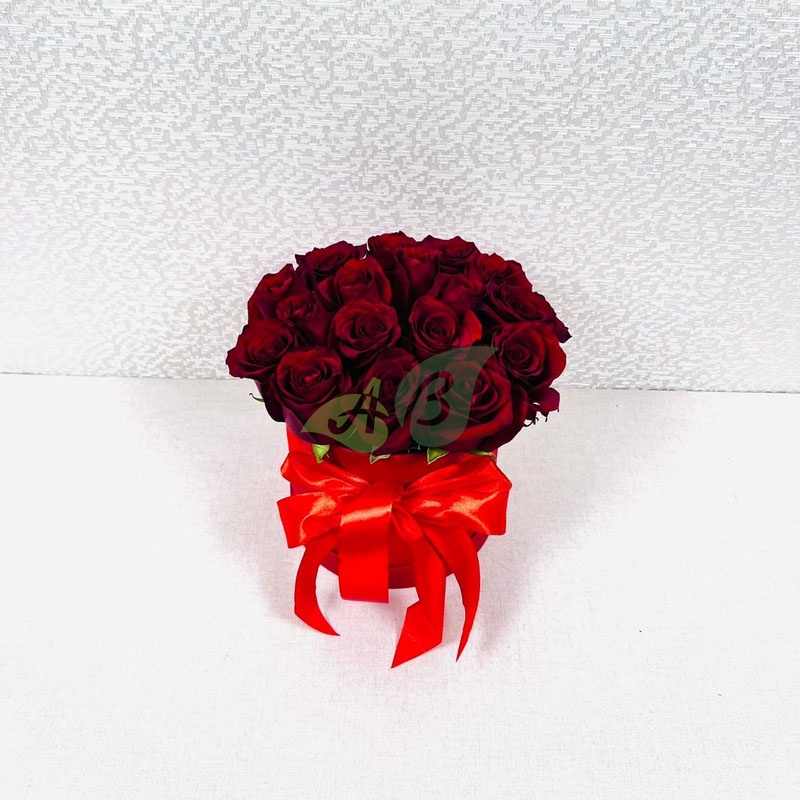 Красные розы в шляпной коробке