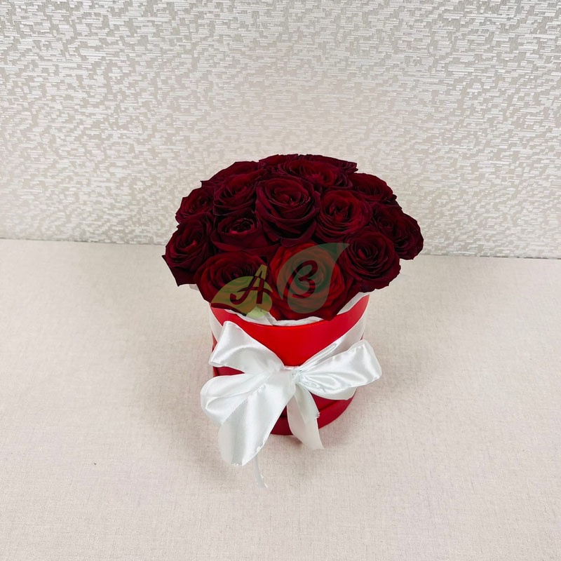 Розы красные в коробке Эквадор