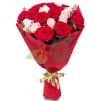 Букет красных и белых роз в одном букете