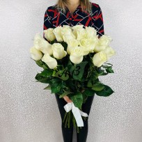 25 белых роз в подарок
