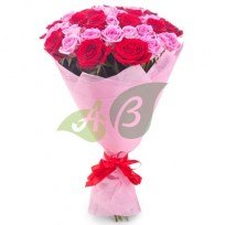 Букет красных и розовых роз