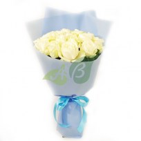 Красивый букет из белых роз Аваланж