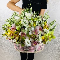 Огромная корзина с орхидеями и эустомой
