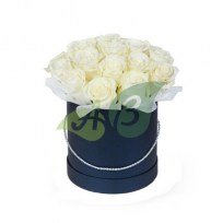 Белые розы в коробочке-цилиндре