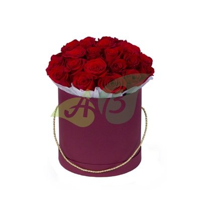 Красные розы в шляпной коробке